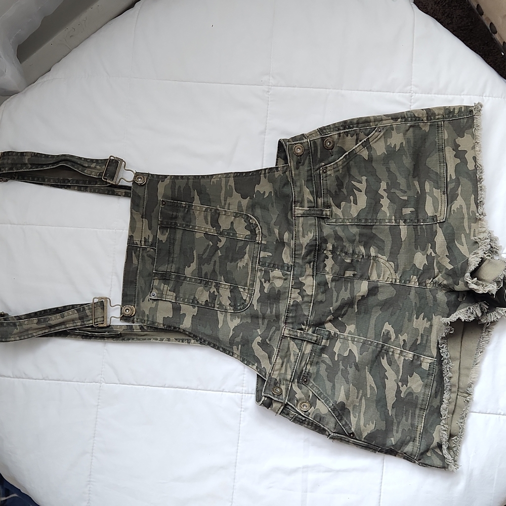 Arizona CAMO overall shorts.  Size Large